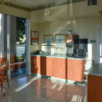 Econo Lodge Inn & Suites