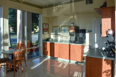 Econo Lodge Inn & Suites Отели рядом с достопримечательностью «Клируотер Кантри Клаб»