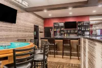 Ramada by Wyndham Grand Forks - bar