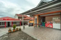 RedDoorz Syariah Near Tugu Juang Jambi 3 Hotels in Kota Baru