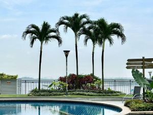 Sea View Country Garden Danga Bay by Neo Suites