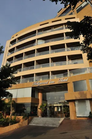 Hollywood Inn Boutique Hotel Отели в г. Chnaneir