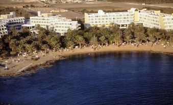 Constantinou Bros Pioneer Beach Hotel