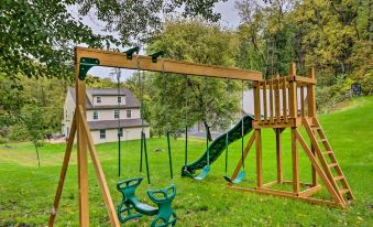 3 Mi to Blue Marsh Lake Spacious Home with Deck