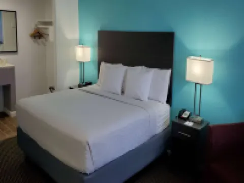 Travelodge by Wyndham Livonia/Canton/Novi Detroit Area Hotels in Wayne County