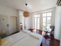 Impact Beach House Hotels in Ештуріл
