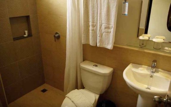 1. 페르살 호텔 말..