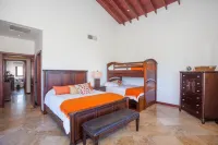 레드어닝의 프리스틴 베이 1106 4 베드룸 홈