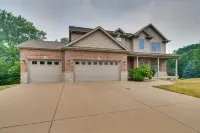 Prime Peoria Retreat w/ Deck & Fireplace! Các khách sạn gần African American Hall of Fame