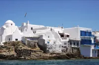 Bluetopia Suites - Bed and Breakfasts