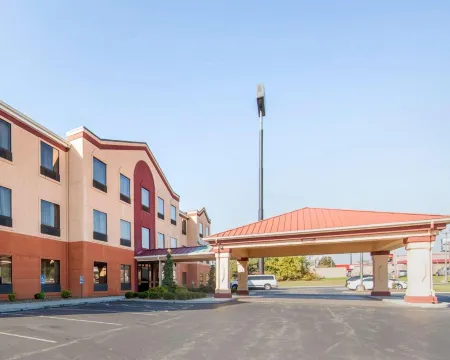 Comfort Suites Отели рядом с достопримечательностью «Парк Леви Джэксон Уайлдернесс Роуд»