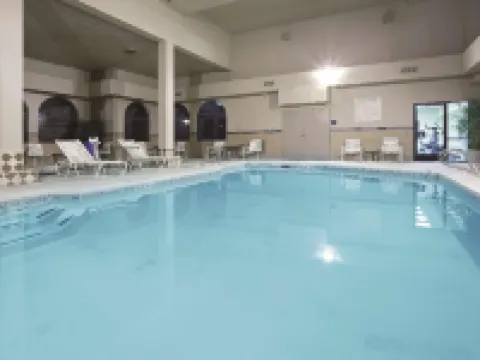 克洛維斯北部的舒適套房酒店 克洛維斯酒店