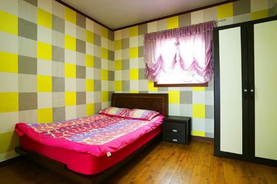 강화도 펜션의 맑은 하늘과 정원