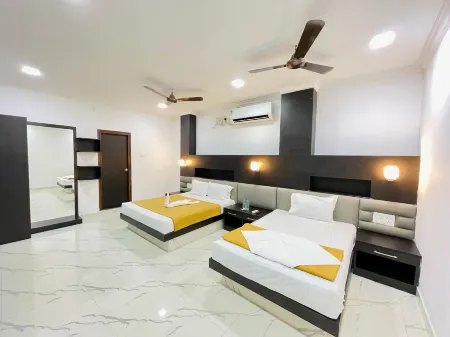 Neelesh Towers Отели рядом с достопримечательностью «Kalandara Darga»