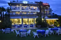 Hotel Royal Отели рядом с достопримечательностью «Centro Internazionale di Studi Rosminiani»