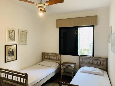 Amplo Apt. No Guarujá, à 50m da Praia, Com 2 Vaga Hotels in Guaruja