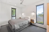 Swansea Beach Chalets - Homestays