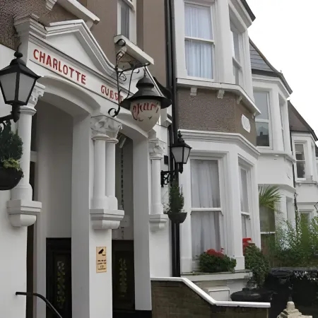 Charlotte Guest House Отели рядом с достопримечательностью «Финчли»