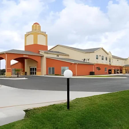 Days Inn & Suites by Wyndham Marquez