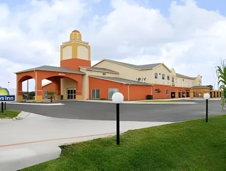 Days Inn & Suites by Wyndham Marquez