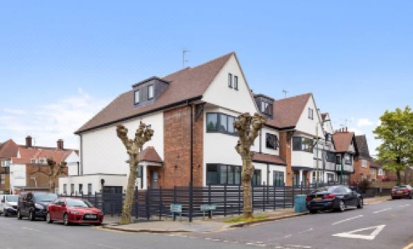 1. 캠던 유스턴 역..