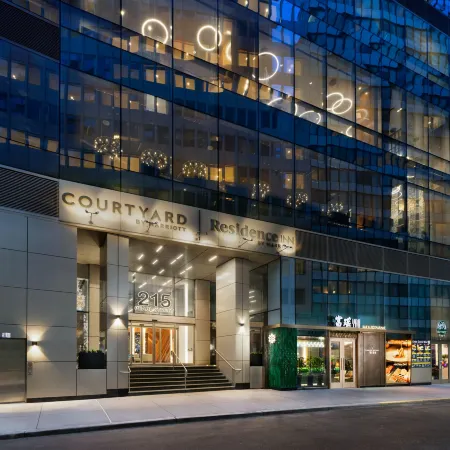 Courtyard New York Downtown Manhattan/Financial District Отели рядом с достопримечательностью «Станция PATH Exchange Place»