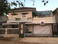 Villa Kensington Bandung 3 Bedrooms 15-Paxs Hotels in Sukajaya