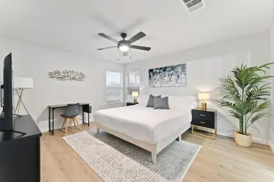 Modern & Homey 3Br Home, Remote Work Friendly, King Beds, Fast WiFi Hotels in Pflugerville