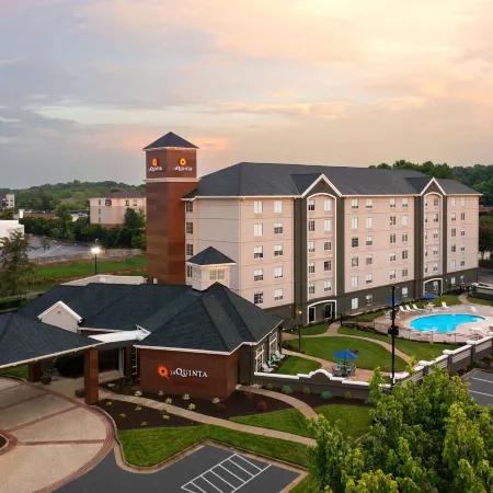 La Quinta Inn & Suites by Wyndham Greensboro NC Отели рядом с достопримечательностью «Гринсборо Колизей»
