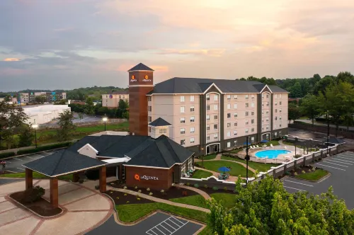 La Quinta Inn & Suites by Wyndham Greensboro NC - 2-Star