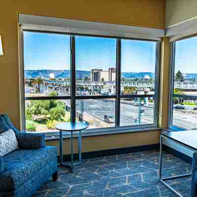 Holiday Inn & Suites Oakland - Airport Rooms