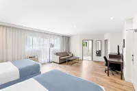 Best Western Plus Montreal East - Pools