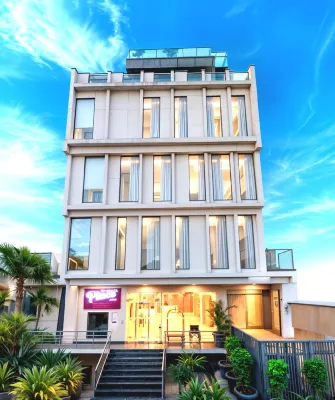 Regenta Place Jaipur , Jaipur - สระว่ายน้ำบนดาดฟ้า