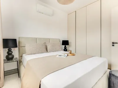 Sanders Only - Delightful 2-Bdr Apt with Balcony