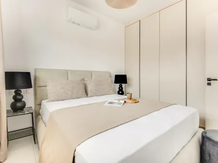 Sanders Only - Delightful 2-Bdr Apt with Balcony