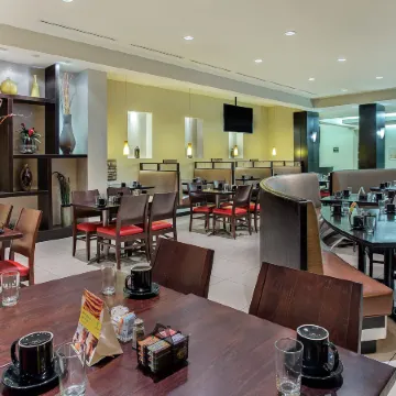 Holiday Inn LOUISVILLE AIRPORT - FAIR/EXPO by IHG Отели рядом с достопримечательностью «Сикс Флэгз Кентакки Кингдом»