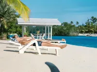 Tropicana Lagoon Apartments - Beach