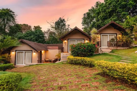 Stone Wood Resort, Mandrem Отели в г. Мандрем