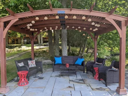 Spacious lakefront home w/ deck, firepit, and pergola in Hideout gated community