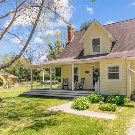 Yellow Bird Cottage - Cozy home minutes from Radford University, with large deck