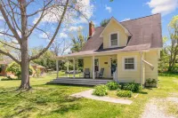 Yellow Bird Cottage - Cozy home minutes from Radford University, with large deck 라드퍼드 대학 주변 호텔
