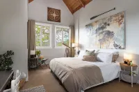 SPECTACULAR LAKE VIEW HOME, 3100 SFT, A/C, SPA, STEPS to LAKE