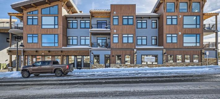 Blue River Parkway’s Colorful Escape Hotels in Silverthorne