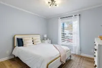 Luxe Cottage - South ChesterfieldStylishly renovated, w/ large master suite - 3 stjerner