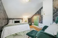 Iconic "Haines Shoe House" - Hot Tub & Firepit - Featured On HGTV