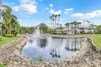 NAPLES RETREAT REMODELED, 2 KING SUITES, POOL, TENNIS, GYM,10 MIN TO BEACH