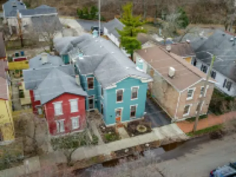 Updated Historical apartment close to a park and two blocks from the best dining Hotels in Dayton