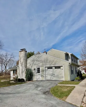 Charming 3-Bedroom House with Fenced in Dog Yard and Playground and Hottube