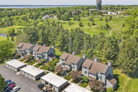 Entire condo. Traverse city. 3 bedroom 2 bath. Wineries. Horse shows. Skiing