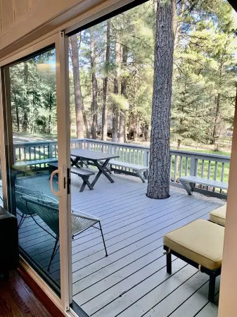 Bear Treehouse - 1.23 acres of cool pines and walking distance to fun! Отели рядом с достопримечательностью «Pinewood Trailhead»